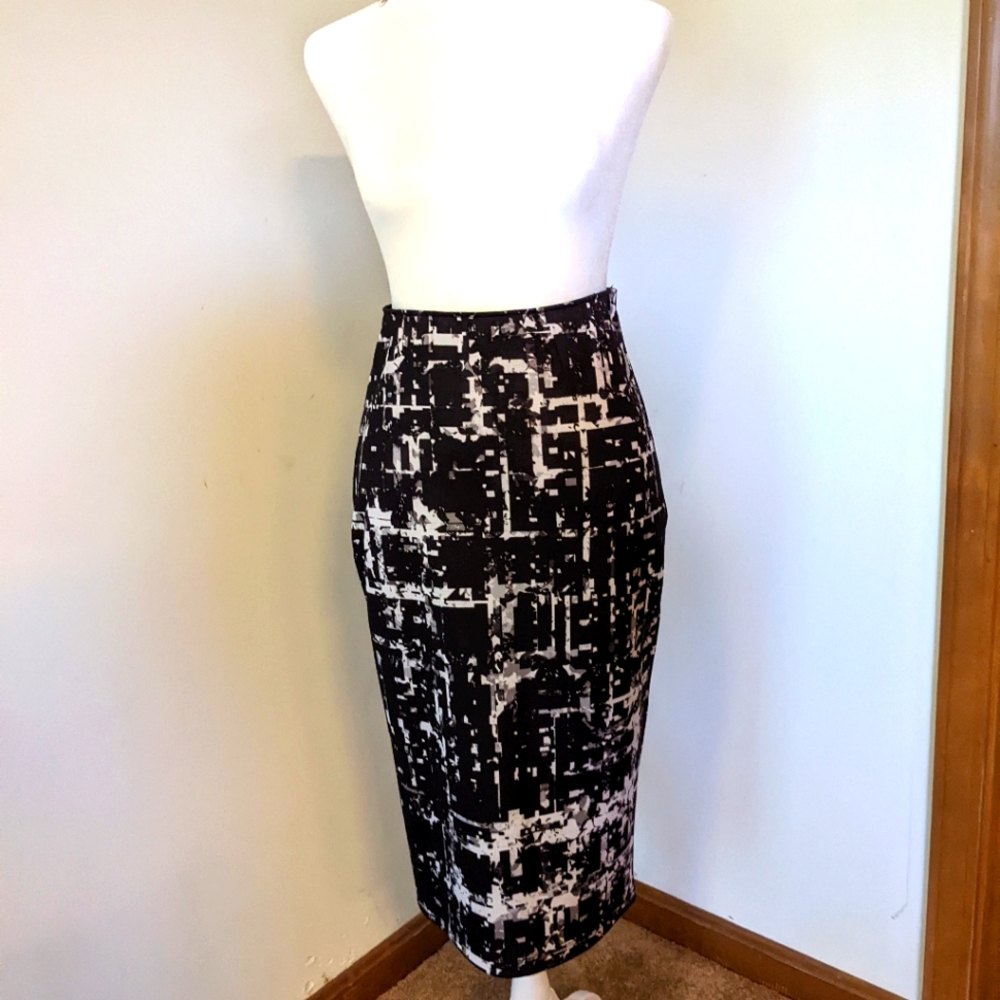 Black/White Patterned Pencil Skirt